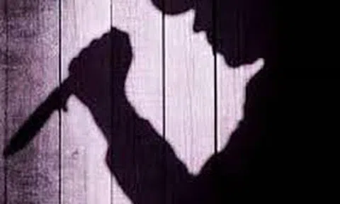 Chồng dùng dao truy sát vợ rồi uống thuốc sâu tự tử