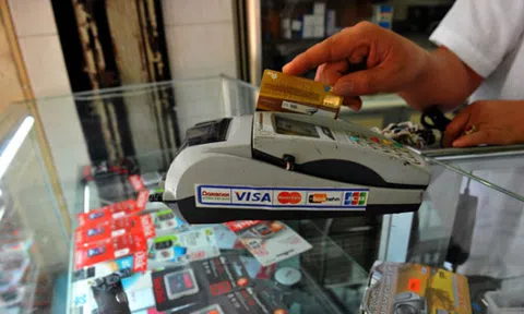 Rủi ro khi rút tiền mặt từ thẻ tín dụng bằng các giao dịch “ma”