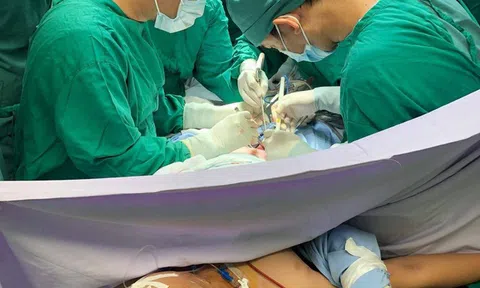 20 bác sĩ chạy đua với 'tử thần" cứu cô gái bị container cán qua người