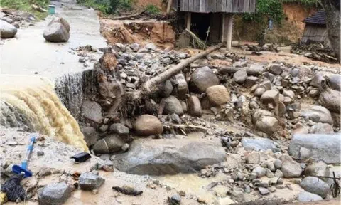 Quảng Ngãi: Lũ quét kinh hoàng, cuốn trôi nhiều nhà dân