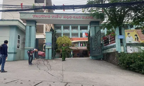 Chen nhau qua cổng trường, một phụ huynh bị đâm trọng thương