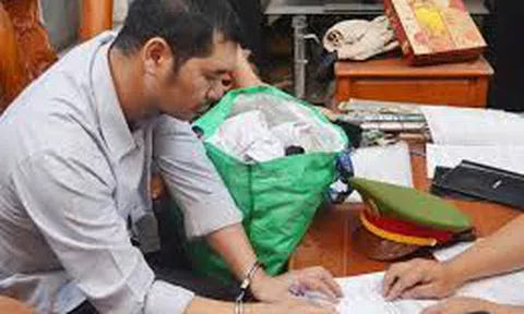 Tạm giữ khẩn cấp hai đối tượng xưng cán bộ cục Quản lý kinh tế