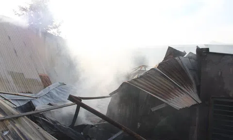 Bình Dương: "Bà hỏa" thiêu rụi 2 quán cà phê và căn nhà chứa phế liệu