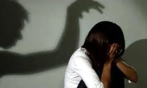 Tạm giữ cụ ông 74 tuổi giở trò đồi bại với cháu bé 10 tuổi