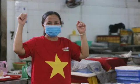 Tiểu thương đồng loạt mặc áo cờ đỏ sao vàng, phía sau in dòng chữ 'Đà Nẵng ơi cố lên'