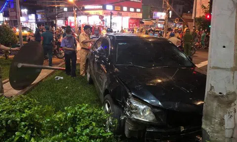 Ô tô Camry tông hàng loạt xe máy ở TP.HCM, nhiều người bị thương