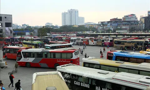 Hà Nội tái diễn xe khách dừng đỗ bắt khách trên đường